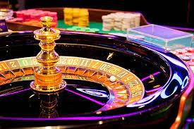 Dealer kasino live profesional dalam sesi taruhan langsung yang interaktif