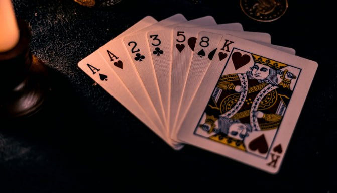 Dealer casino live menyambut pemain dengan senyuman profesional dalam studio streaming